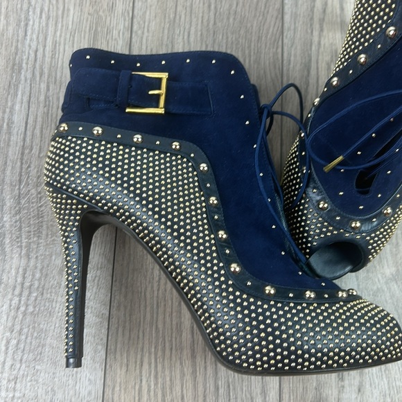 Perfect Alexander McQueen Gold Studded Lace Up Peep Toe Bootie 39 8.5 - Picture 2 of 10
